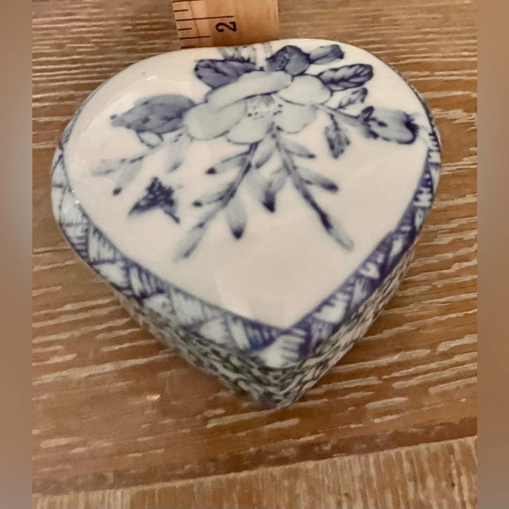 Chinese Hand Painted VTG Porcelain Chinoiseries Heart w Lotus Flower Trinket Box